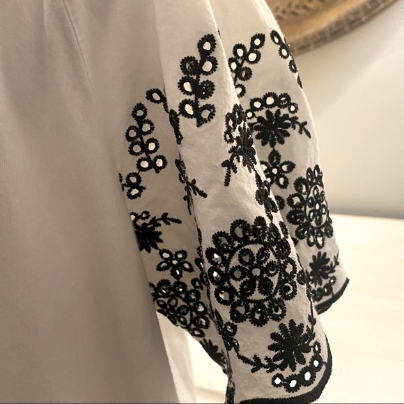 2/$25 H&M White with Black Eyelet Embroidery Off Shoulder Sleeve Top Large L - Picture 3 of 6
